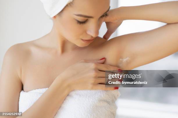 frau nach dem duschen feuchtigkeitsspendende haut - achselhöhle stock-fotos und bilder
