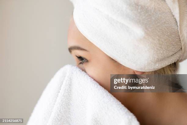 woman drying and cleaning her face with a towel - enrolado em toalha de banho imagens e fotografias de stock