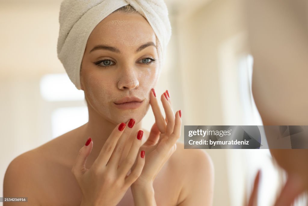 Femme ayant une peau lavante et nettoyante