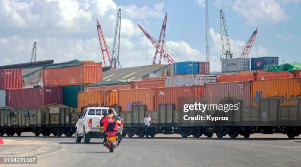 steel shipping container - dar es salaam stockfoto's en -beelden