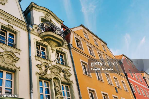 bunte historische gebäude in regensburg, bayern, deutschland - altstadt stock-fotos und bilder