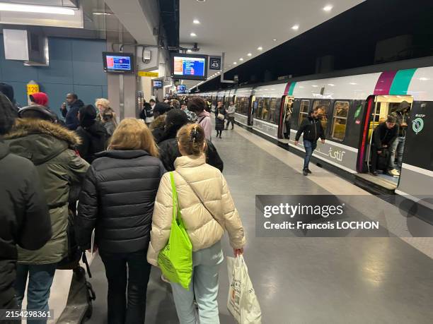Voyageurs sur un quai du RER B à la Gare du Nord le 27 décembre 2023 à paris.