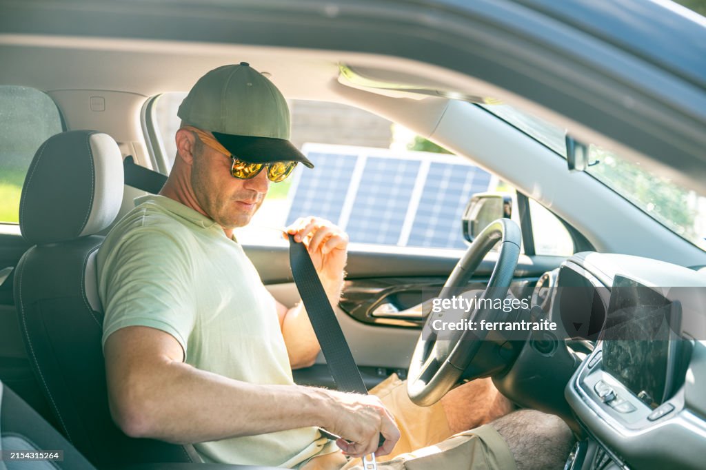 電気自動車の運転手とソーラーパネル