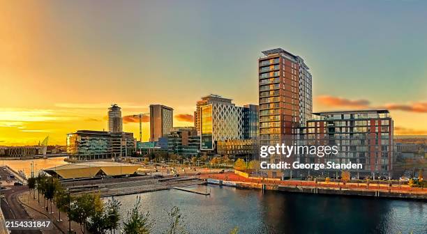 salford quays manchester - manchester engeland stockfoto's en -beelden