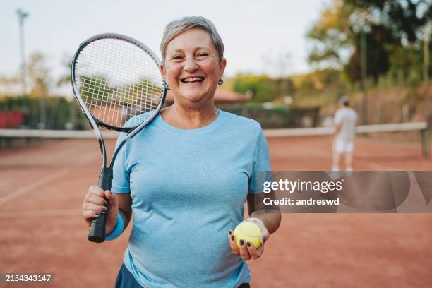 retrato de uma mulher idosa segurando uma raquete de tênis - hobbie - fotografias e filmes do acervo