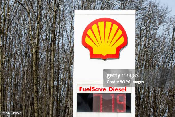 Shell Mvi Pylon Sign 122 A4 Rocket Stock Photos, High-Res Pictures, and Images - Getty Images