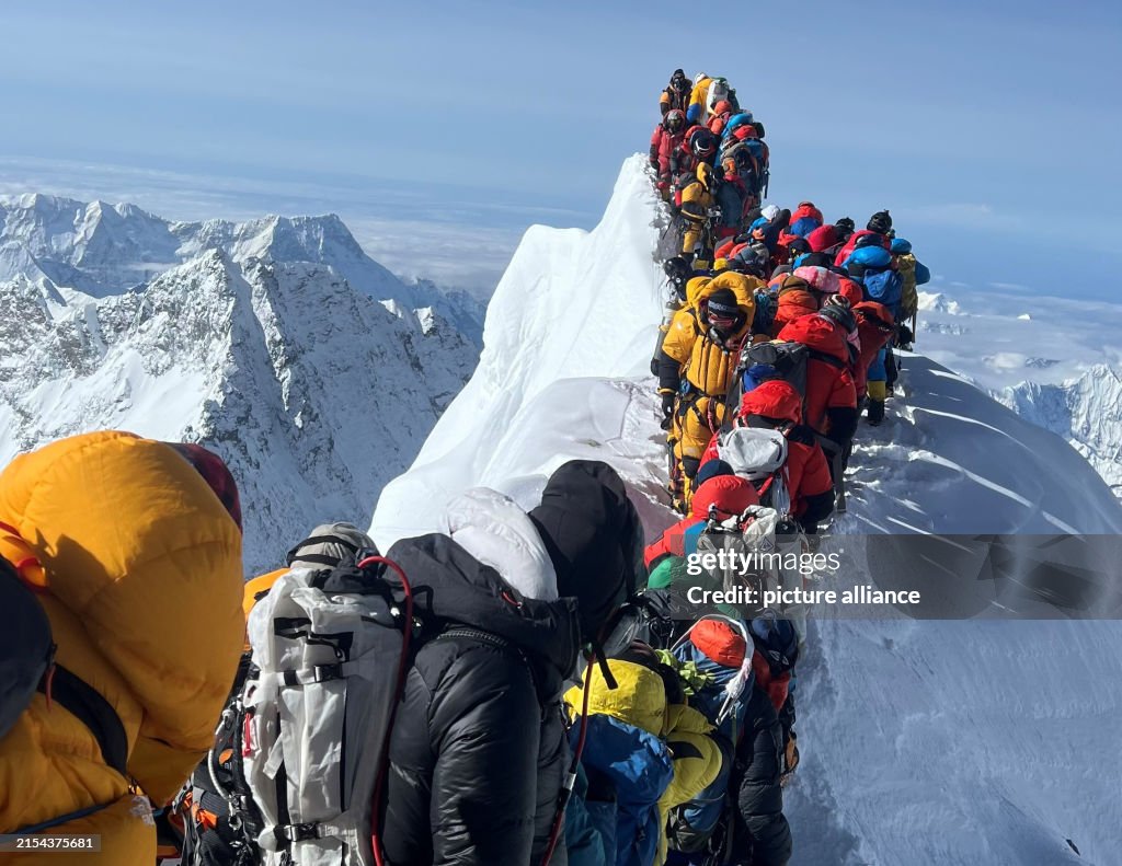 Mountaineers and mountain guides on Mount Everest