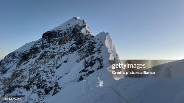 May 2024, Nepal, Mount Everest: Mountaineers and mountain guides are out and about on Mount Everest. Photo: Narendra Shahi Thakuri/dpa
