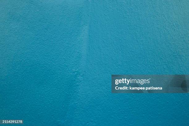 full frame background of a plain light blue wall - pared azul fotografías e imágenes de stock
