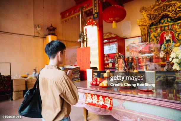 asian chinese tourist praying in chinese temple. - oferenda religiosa imagens e fotografias de stock