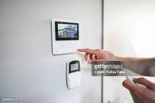 video en casa para seguridad, - alarma de seguridad fotografías e imágenes de stock