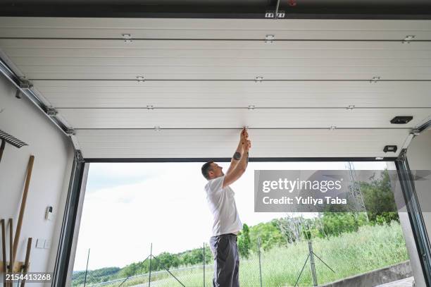 réparer la porte de garage. - portail photos et images de collection