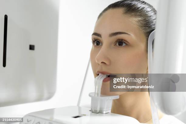 toma de radiografías de dientes en clínica - radiologia dental fotografías e imágenes de stock
