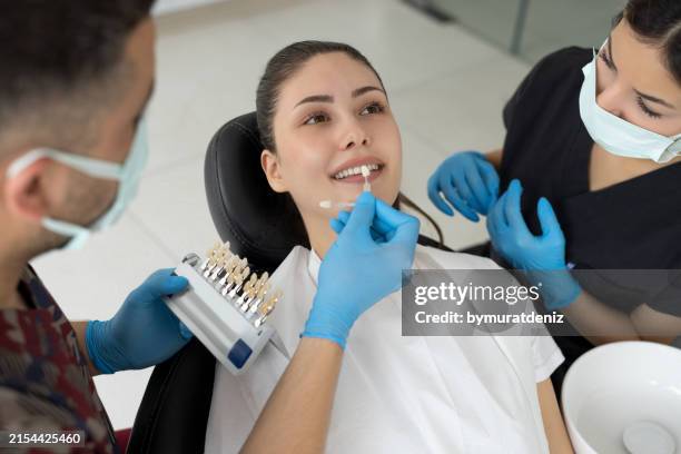 scegliere una tonalità di faccette dentali - sbiancamento dentale foto e immagini stock