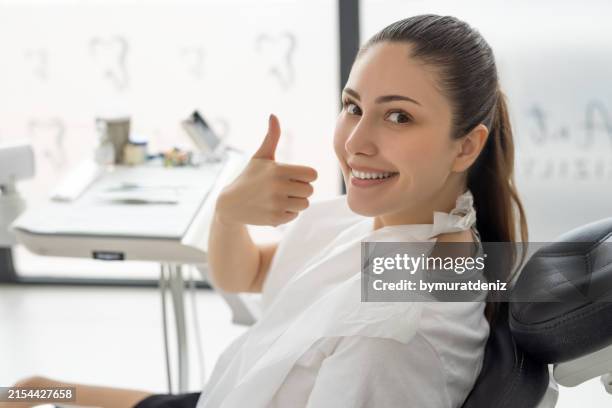 woman with thumbs up in dental clinic - implante dentário imagens e fotografias de stock