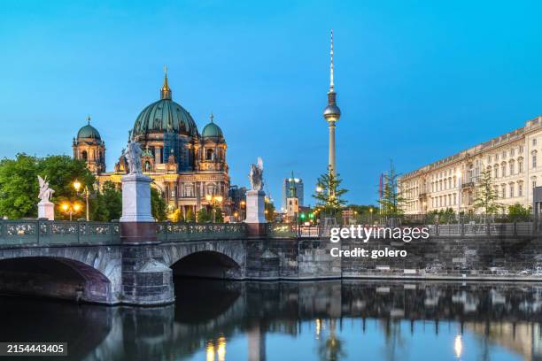 centre historique de berlin au bord de la spree à l’heure bleue - zone géographique historique photos et images de collection