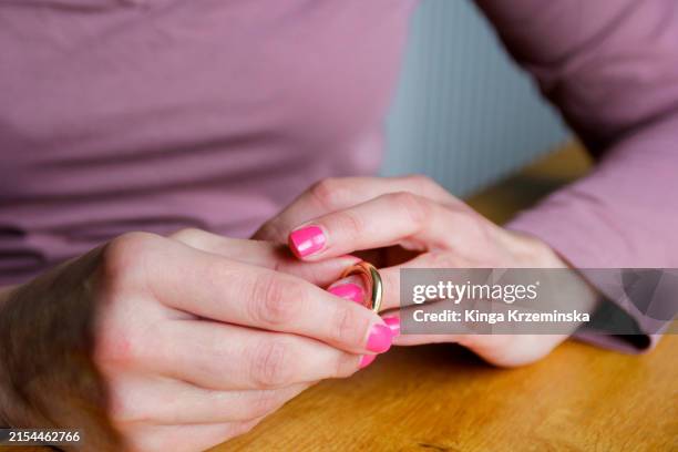 wedding ring - divorce photos et images de collection