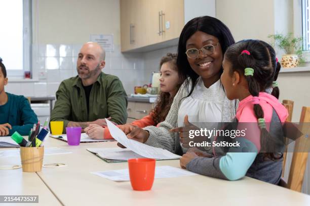 kids finding joy in supportive counselling - assistente social imagens e fotografias de stock