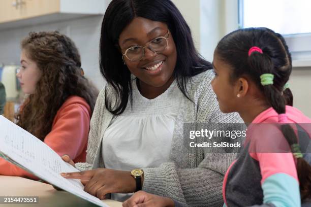 empowering children through group counselling - assistente social imagens e fotografias de stock