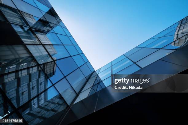 arquitectura moderna de vidrio con reflejo del cielo - edificio público fotografías e imágenes de stock