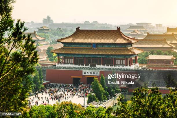 cité interdite à pékin avec des foules de touristes - pékin photos et images de collection