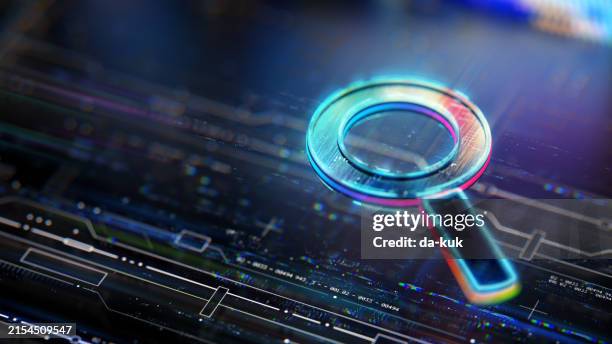 ai search technology concept. digital lens icon in the center of cpu & circuit board with vibrant data transfers, representing evolving search technology - inzoomen stockfoto's en -beelden