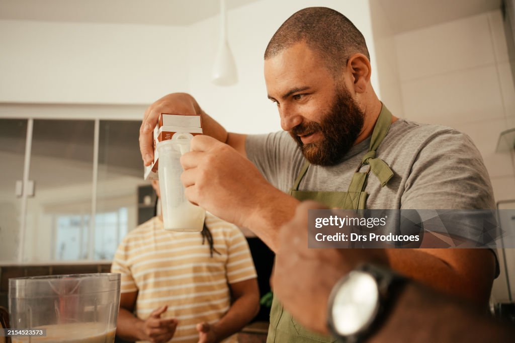 Mann kocht mit Freunden