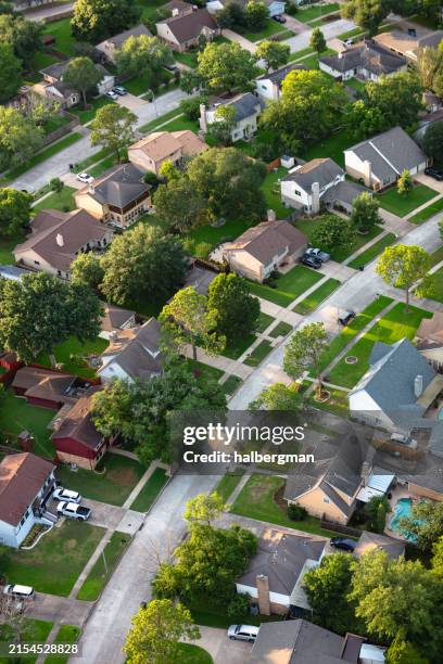vue aérienne d’un quartier résidentiel à houston, texas - quartier résidentiel photos et images de collection
