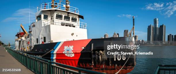 schiff der us-küstenwache in windsor, ontario, vertäut - küstenwache stock-fotos und bilder