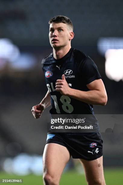 Sam Walsh of the Blues warms up before the round 11 AFL match between Carlton Blues and Gold Coast Suns at Marvel Stadium, on May 25 in Melbourne,...