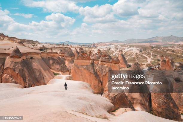 exploring cappadocia landscape - cheminée de fée photos et images de collection