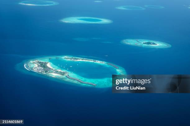 luftaufnahme tropischer paradiesinseln im türkisfarbenen meer - atoll stock-fotos und bilder