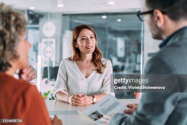 candidata sicura di sé che parla al colloquio di lavoro rispondendo alle domande. - recruiter foto e immagini stock