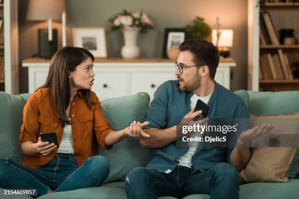 novia celosa discutiendo con su novio por mensajes de texto. - falso fotografías e imágenes de stock