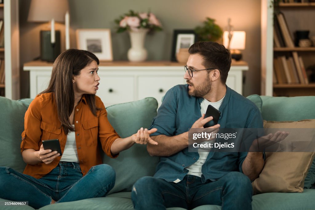 Une petite amie jalouse se disputant avec son petit ami à propos de SMS.