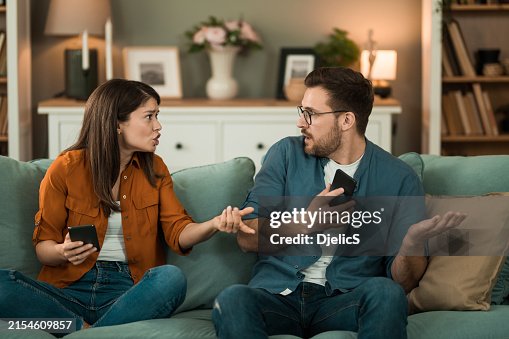 Une petite amie jalouse se disputant avec son petit ami à propos de SMS. Une petite amie jalouse se disputant avec son petit ami à propos de SMS.