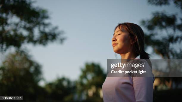 femme de détente dans la nature. - bien être mental photos et images de collection