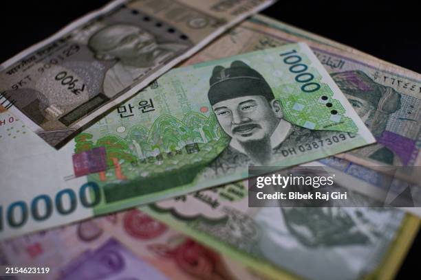 currency of korea and some other countries - won coreano - fotografias e filmes do acervo