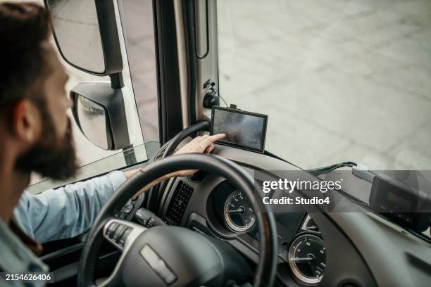 camionero profesional en la carretera - cuadro de instrumentos fotografías e imágenes de stock