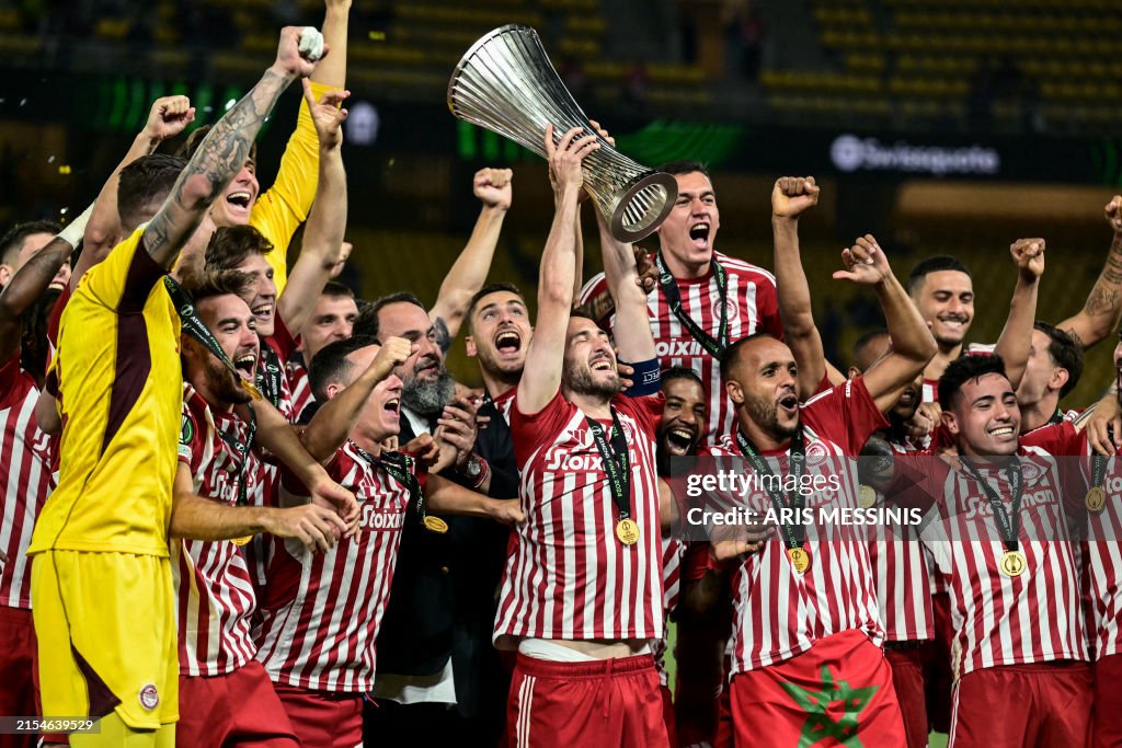 TOPSHOT-FBL-EUR-C4-OLYMPIAKOS-FIORENTINA