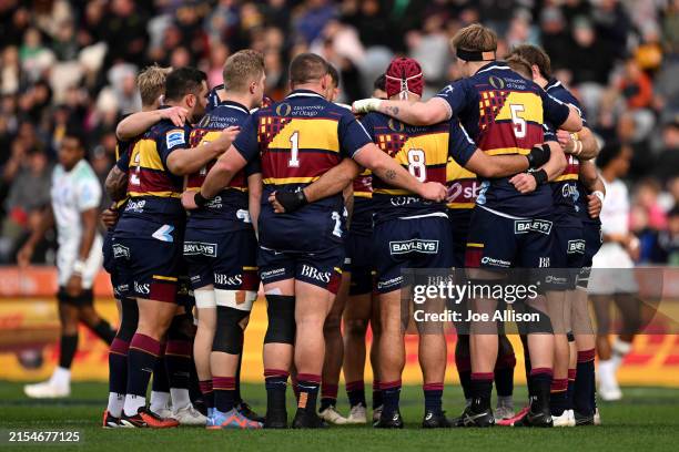 The Highlanders form a huddle during the round 14 Super Rugby Pacific match between Highlanders and Fijian Drua at Forsyth Barr Stadium, on May 26 in...