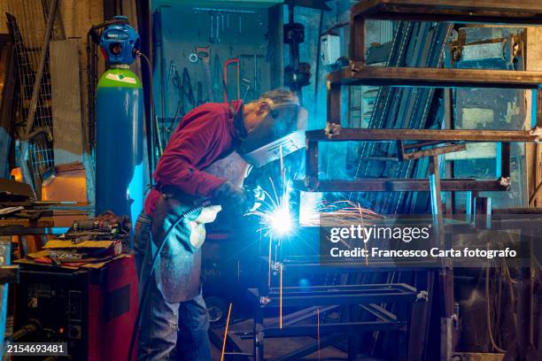 blacksmith at work - schmied stock-fotos und bilder