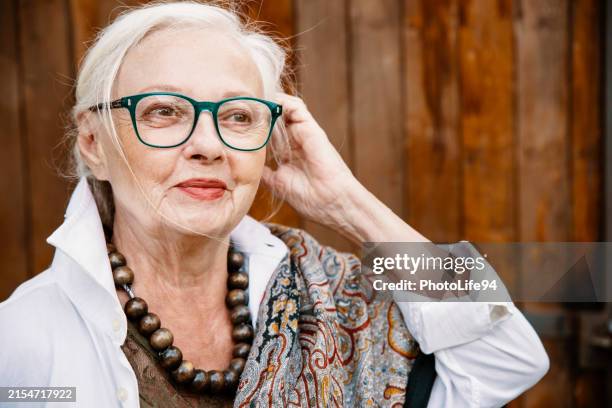 bellissimo ritratto sorridente della donna anziana - vecchio saggio foto e immagini stock