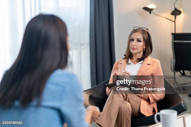 a therapist and client engage in a meaningful conversation - lettino-dello-psicoanalista foto e immagini stock