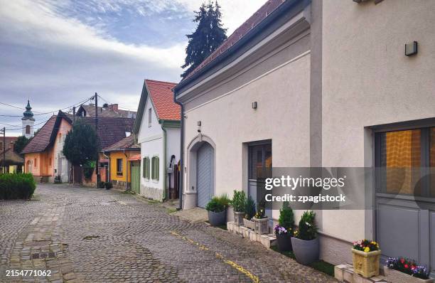 street in szentendre, hungary - cultura húngara fotografías e imágenes de stock