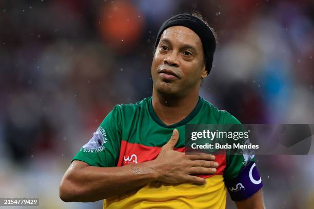 Ronaldinho Gaúcho of União greets the fans during Futebol Solidário match at Maracana Stadium on May 26, 2024 in Rio de Janeiro, Brazil. Brazilian...