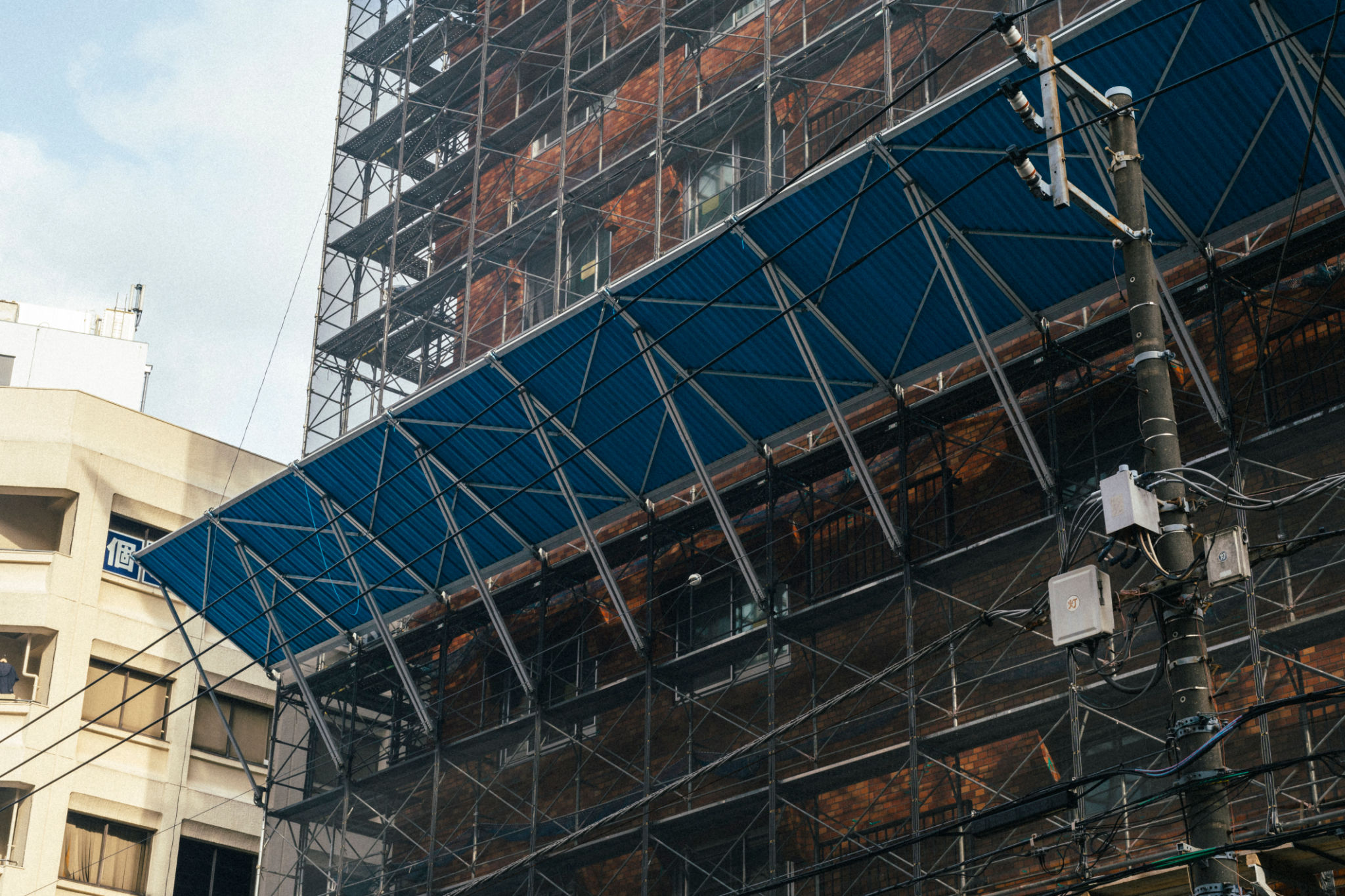 Scaffold fall protection barrier Scaffold fall protection barrier