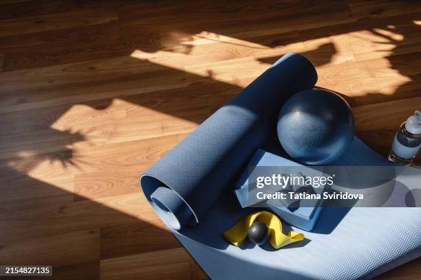 blue yoga or pilates mat on the floor - metodo pilates foto e immagini stock