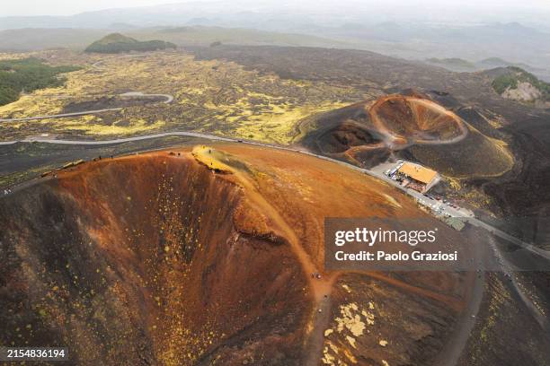 colline di lava rossa ai crateri silvestri, monte etna, sicilia - etna foto e immagini stock