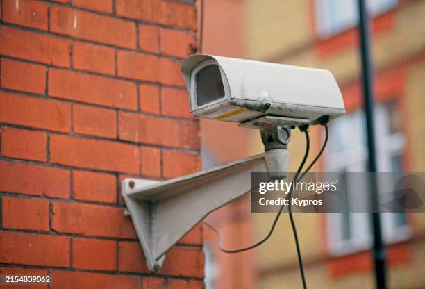 security surveillance camera - cámara de seguridad fotografías e imágenes de stock